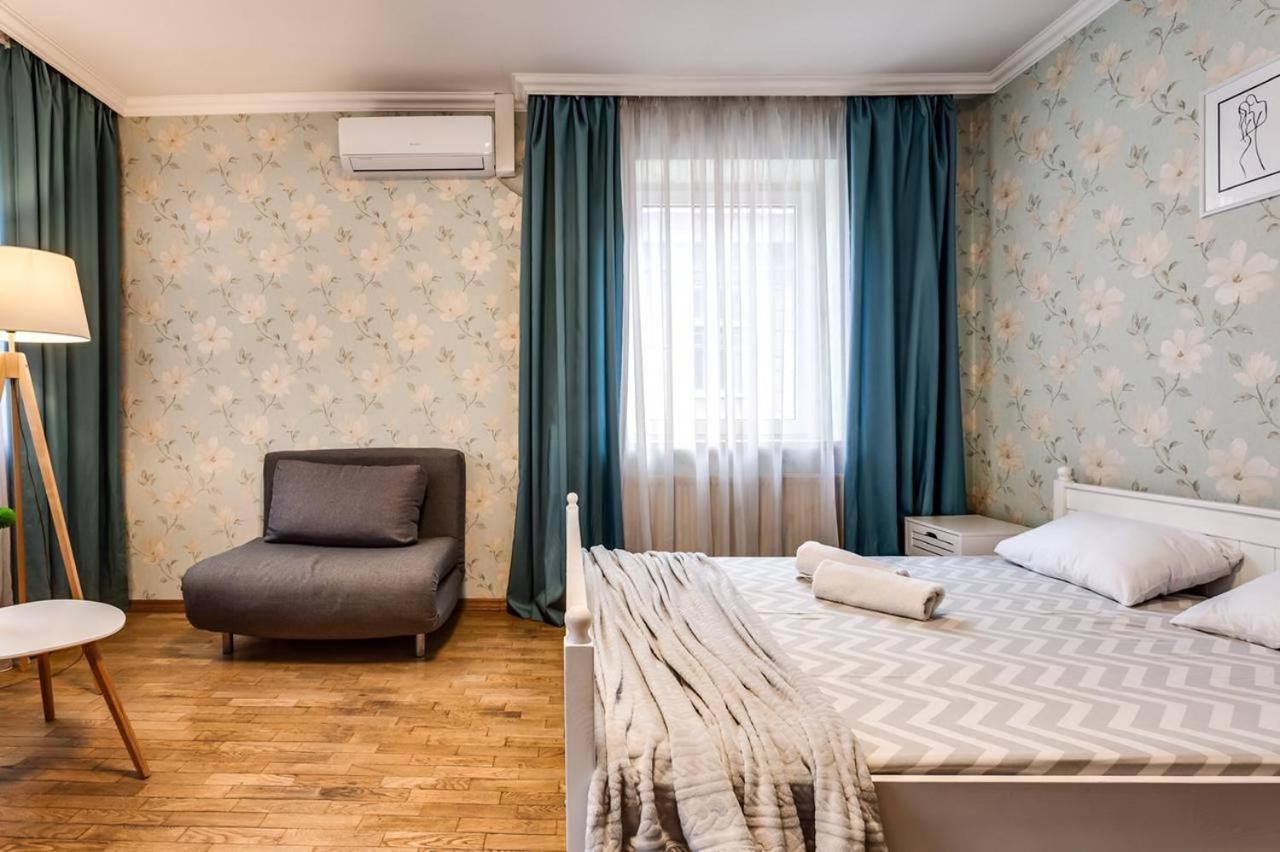 Apartamenty On Knyazya Romana Lviv Kültér fotó