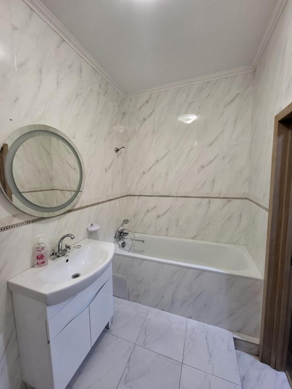 Apartamenty On Knyazya Romana Lviv Kültér fotó